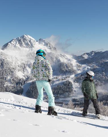 Kinder beim Snowboard fahren in Skifahrer in Nassfeld in Kärnten