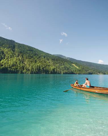 Vater und Sohn mit Boot auf Weißensee