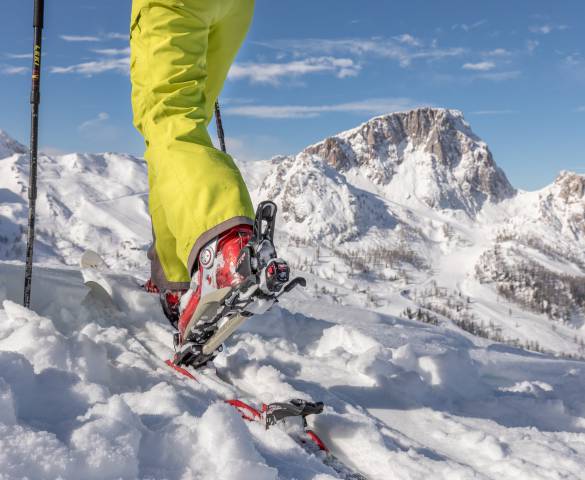 Langläufer in den Bergen in Österreich in Nassfeld