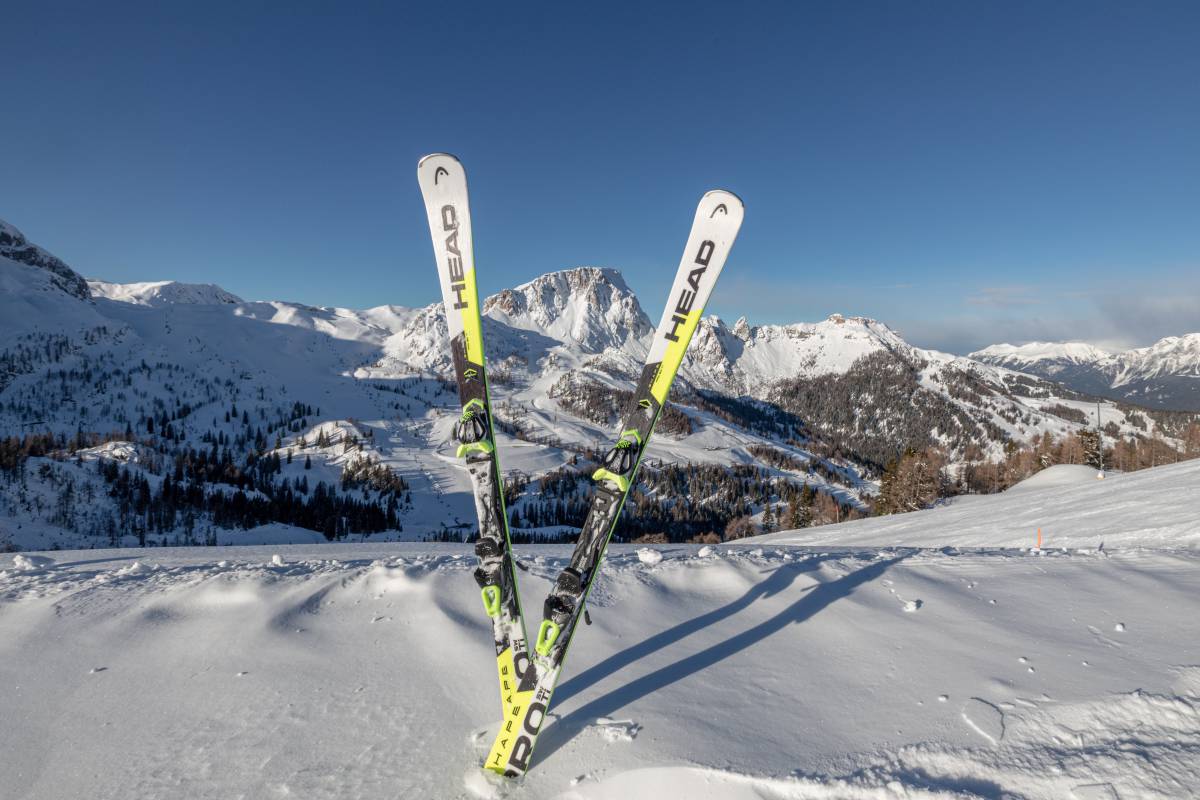 Skipiste mit Blick auf Berge in Skifahrer in Nassfeld in Kärnten