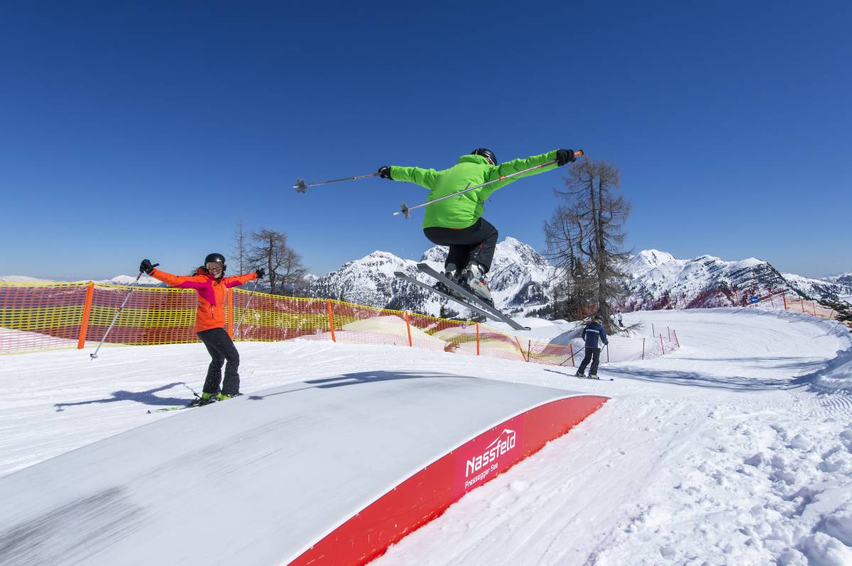 Funpark im Skigebiet Skifahrer in Nassfeld in Kärnten