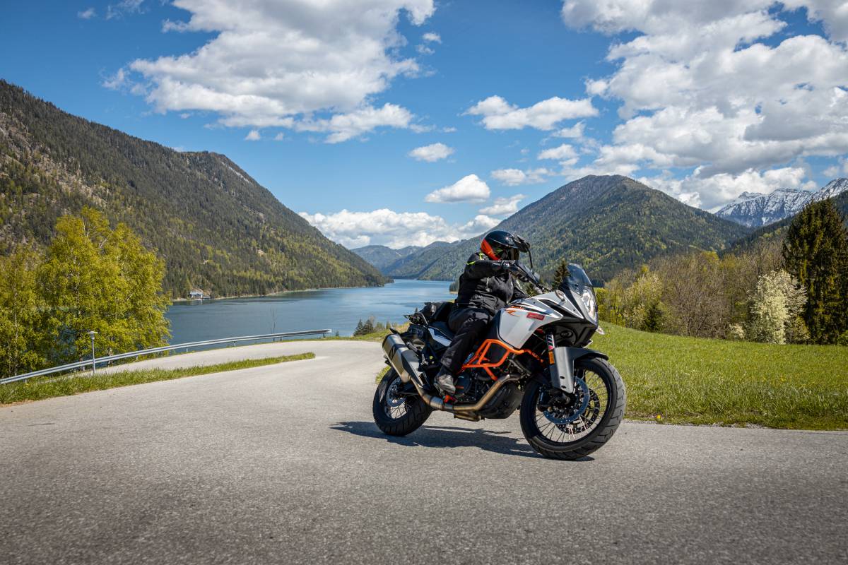 Motorradfahrer mit Blick auf Weißensee in Österreich
