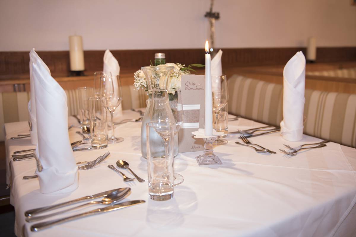 Gedeckter Tisch im Restaurant des Hotel Zum Waidegger Wirt in Nassfeld
